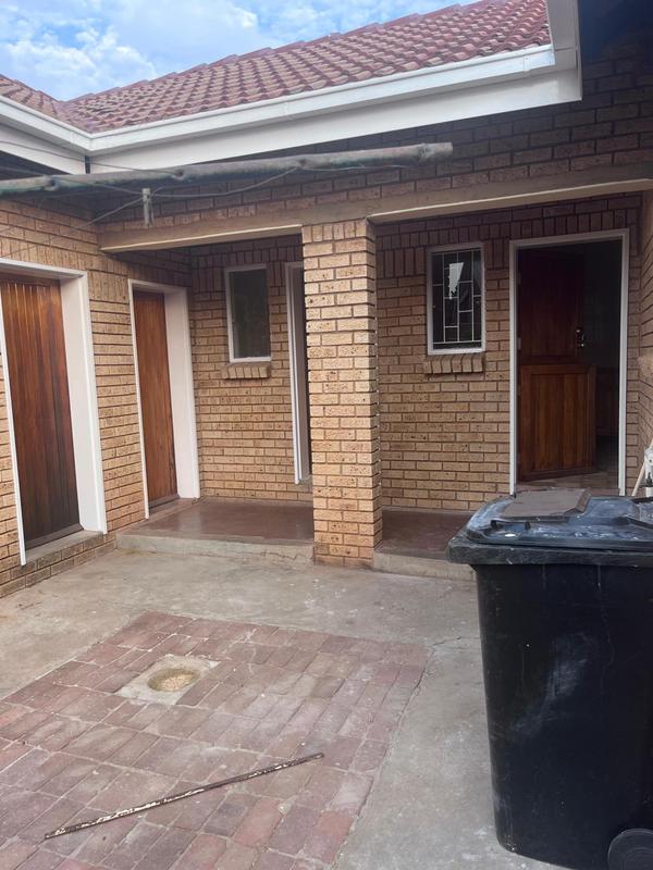 To Let 4 Bedroom Property for Rent in Riviera Park North West